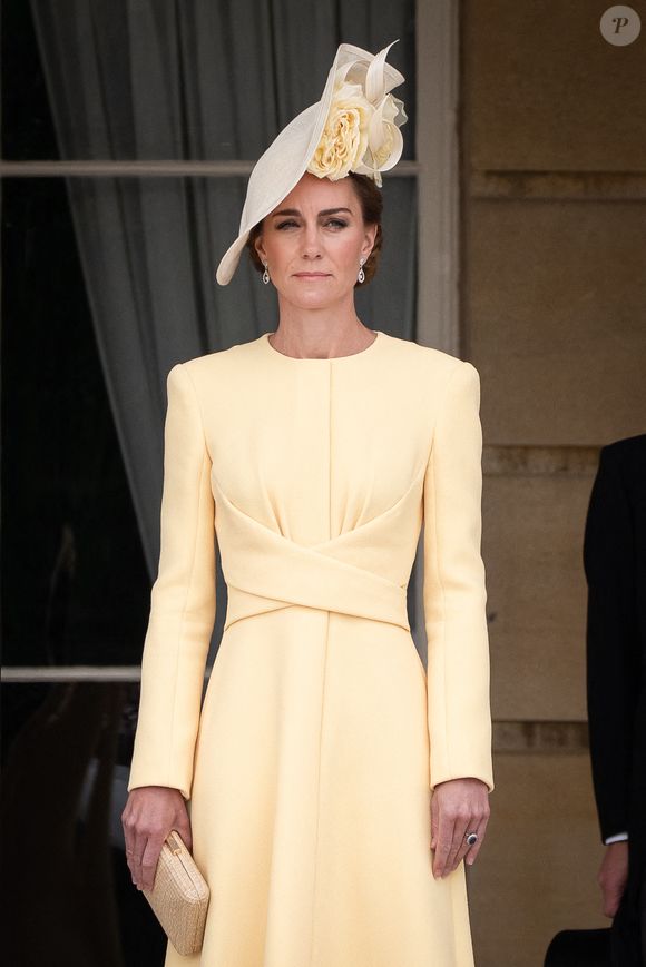 Kate Middleton s'est montrée sous son plus beau jour pour cette garden-party.
La princesse de Galles se tient en haut des marches du jardin, alors que l'hymne national est joué, avant le début d'une fête royale au palais de Buckingham, Londres, Angleterre, Royaume-Uni, le 20 mai 2025. © Aaron Chown/PA Wire/ABACAPRESS.COM