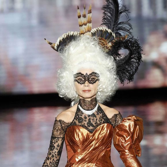 L'actrice espagnole Victoria Abril à la présentation de la collection automne-hiver 2017 du créateur espagnol Andres Sarda à Madrid, le 18 février 2017. Photo by Zipi/EFE/ABACAPRESS.COM