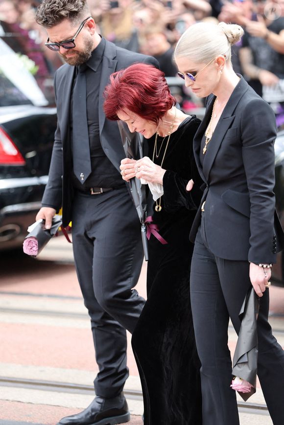 Sharon Osbourne, Jack Osbourne et Kelly Osbourne lors de la procession funéraire à Birmingham. Le cortège funèbre d'Ozzy Osbourne passe devant le Black Sabbath Bridge à Birmingham, Royaume-Uni. Photo de Stephen Lock/I-Images/ABACAPRESS.COM