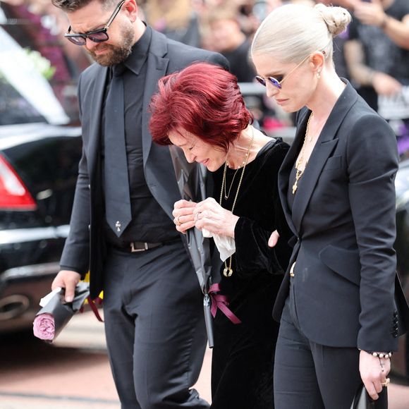 Sharon Osbourne, Jack Osbourne et Kelly Osbourne lors de la procession funéraire à Birmingham. Le cortège funèbre d'Ozzy Osbourne passe devant le Black Sabbath Bridge à Birmingham, Royaume-Uni. Photo de Stephen Lock/I-Images/ABACAPRESS.COM