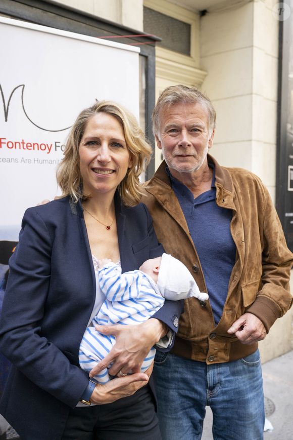 Maud Fontenoy (avec sa fille Elea) et Franck Dubosc lors de la cérémonie des prix pédagogiques pour l'Océan de la fondation Maud Fontenoy, au théâtre de l'Oeuvre, à Paris le 6 juin 2024. © Pierre Perusseau/Bestimage