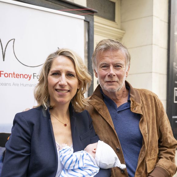 Maud Fontenoy (avec sa fille Elea) et Franck Dubosc lors de la cérémonie des prix pédagogiques pour l'Océan de la fondation Maud Fontenoy, au théâtre de l'Oeuvre, à Paris le 6 juin 2024. © Pierre Perusseau/Bestimage