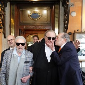 Gérard Depardieu et le paparazzi Rino Barillari se réconcilient au Harry's Bar à Rome le 19 janvier 2026.
C'est au même endroit, le 21 mai 2024 que les deux hommes se sont accrochés.
Gérard Depardieu aurait frappé le photographe à trois reprises au visage car ce dernier avait bousculé la compagne de Gérard Depardieu pour faire une série de photos.
Après cet incident, les plaintes ont fusé de toute part....mais les images montrent que les deux hommes ont trouvé un terrain d'entente.  
Zuma Press / Bestimage