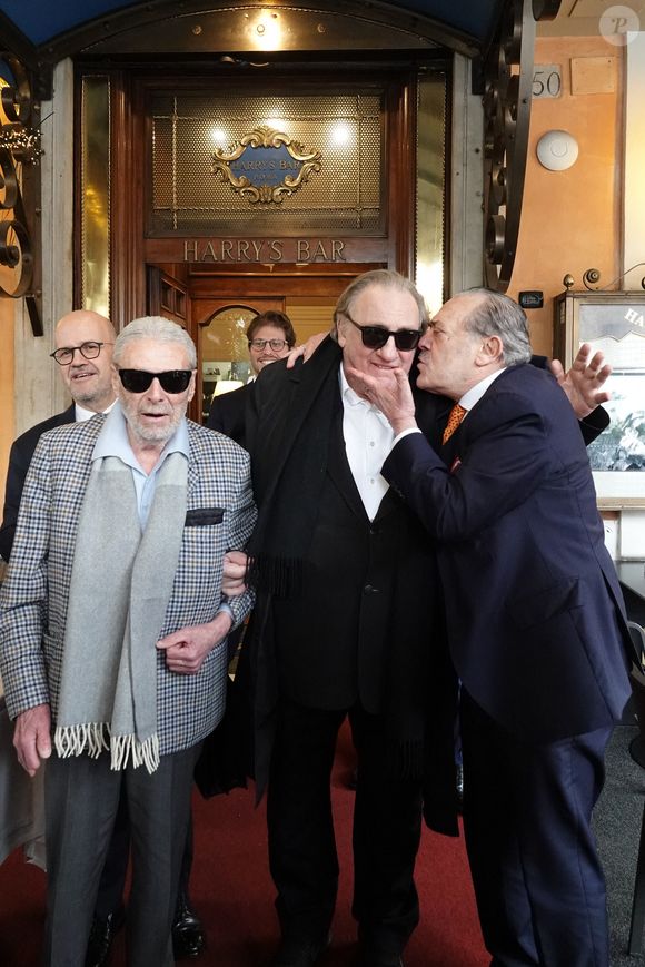 Gérard Depardieu et le paparazzi Rino Barillari se réconcilient au Harry's Bar à Rome le 19 janvier 2026.
C'est au même endroit, le 21 mai 2024 que les deux hommes se sont accrochés.
Gérard Depardieu aurait frappé le photographe à trois reprises au visage car ce dernier avait bousculé la compagne de Gérard Depardieu pour faire une série de photos.
Après cet incident, les plaintes ont fusé de toute part....mais les images montrent que les deux hommes ont trouvé un terrain d'entente.  
Zuma Press / Bestimage