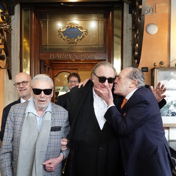 Gérard Depardieu et le paparazzi Rino Barillari se réconcilient au Harry's Bar à Rome le 19 janvier 2026.
C'est au même endroit, le 21 mai 2024 que les deux hommes se sont accrochés.
Gérard Depardieu aurait frappé le photographe à trois reprises au visage car ce dernier avait bousculé la compagne de Gérard Depardieu pour faire une série de photos.
Après cet incident, les plaintes ont fusé de toute part....mais les images montrent que les deux hommes ont trouvé un terrain d'entente.  
Zuma Press / Bestimage