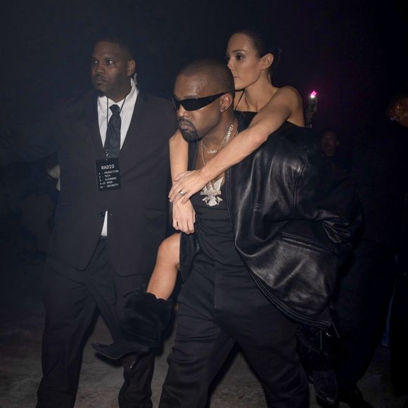 Grâce à un accord verbal, Bianca Censori percevrait la somme de 5 millions de dollars.

Un procès verbal Kanye West et Bianca Censori à une soirée post-Grammys. 

Photo : Backgrid USA / Bestimage